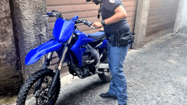 Spericolato in Tangenziale di Catania: motociclista impenna, Polizia lo identifica