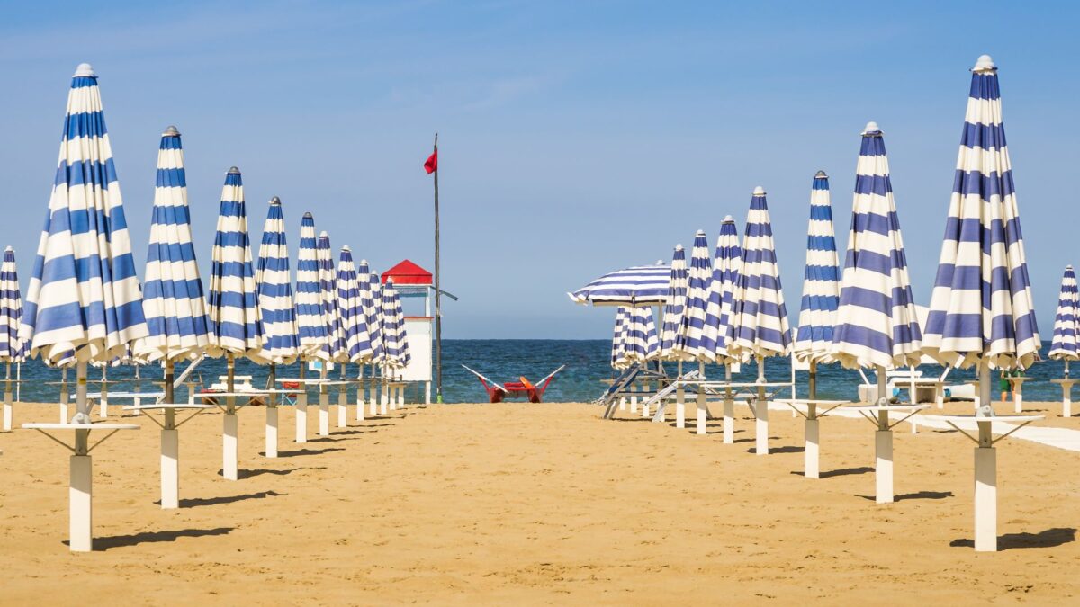 Ombrelloni abbassati sulla spiaggia: oggi i balneari scioperano, ma la comunità è divisa!