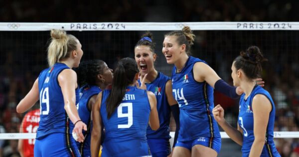 Pallavolo femminile: l'Italia sfida gli Stati Uniti per l'oro! Scopri dove e quando vivere l'emozionante finale delle azzurre a Parigi 2024.