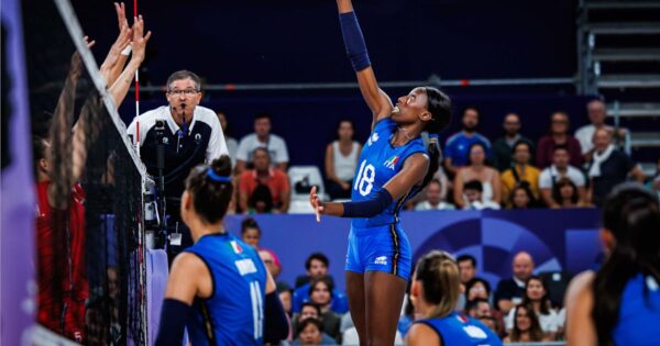 Pallavolo femminile: l'Italia sfida la Türkiye in semifinale! Scopri quando e dove seguire il grande match delle azzurre a Parigi 2024.