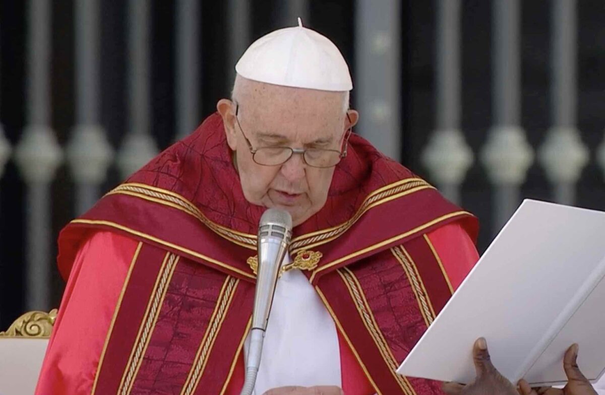 Papa Francesco avverte: Gli attacchi mirati distruggono la pace e alimentano la vendetta nel Medio Oriente.