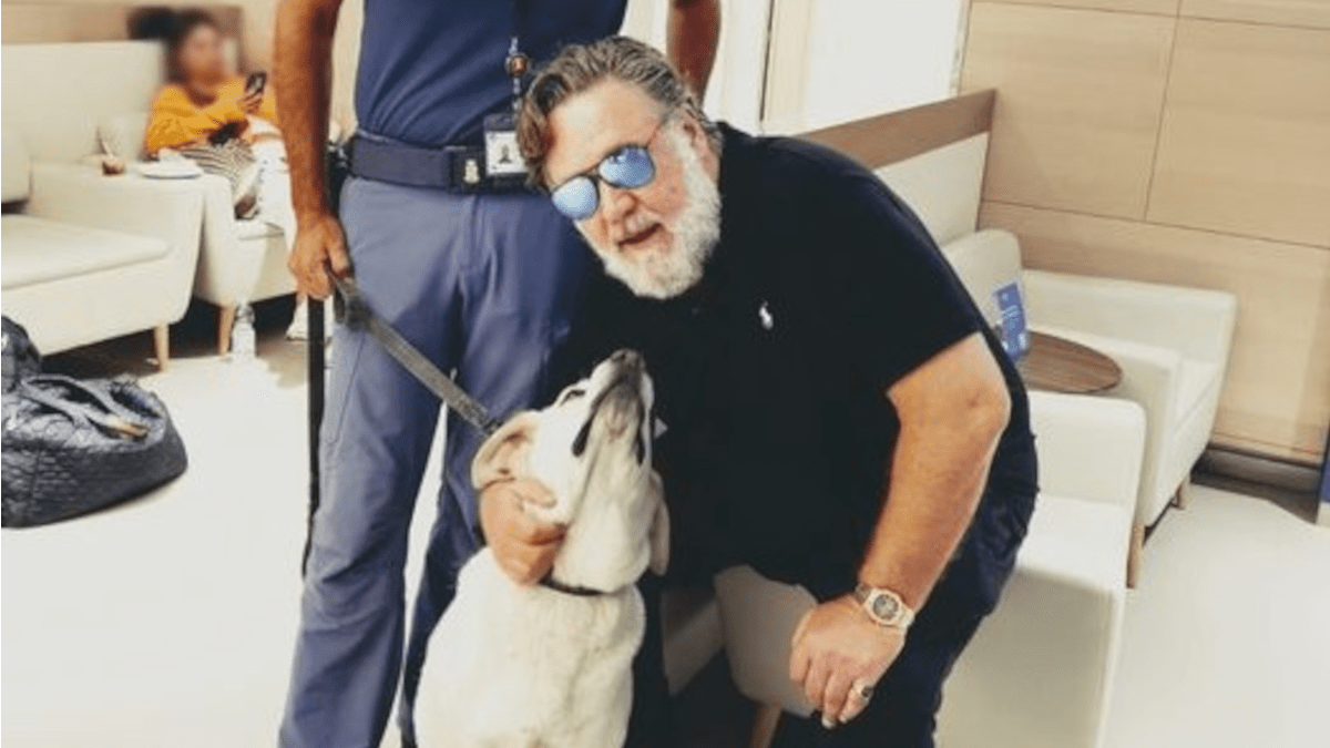 “Al mio segnale, scatenate le coccole”: insolito fan per Russell Crowe all’Aeroporto di Catania