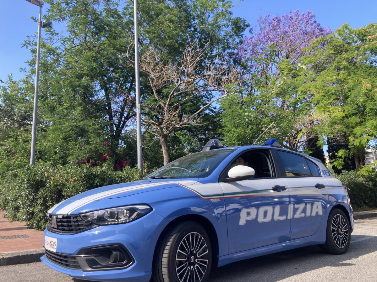 Scoperto in auto con un manganello telescopico e un taglierino: 28enne denunciato dalla polizia!