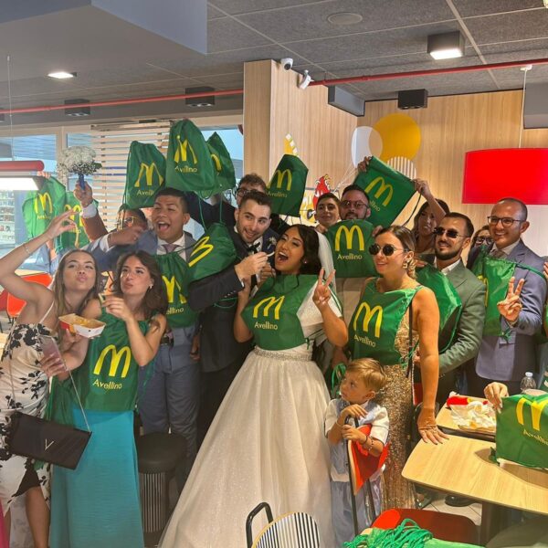 Scopri il matrimonio in McDonald's che ha sorpreso Avellino per il suo spirito di risparmio!