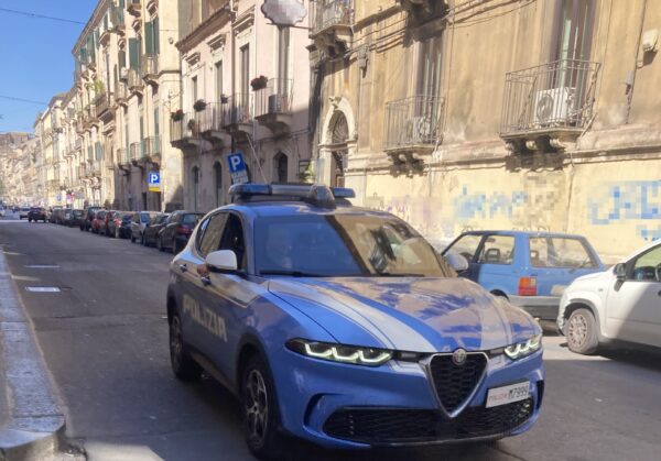 Sorpreso con due coltelli in tasca, bloccato e denunciato dalla Polizia di Stato!