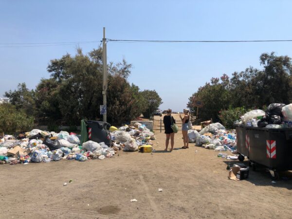 Spiagge libere a rischio: il Comune considera la revoca delle concessioni per abbandono di rifiuti!