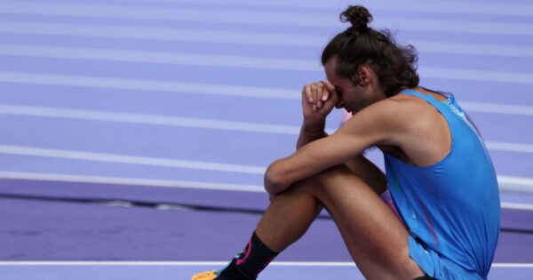 Tamberi affronta una vigilia da incubo con un'altra colica renale, ma è determinato a scendere in pedana per la finale di salto in alto!