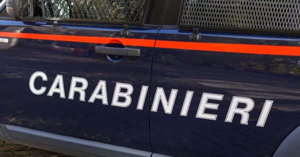 Terribile episodio a Rimini: un adolescente vittima di violenza e abbandono dopo essere stata drogata.