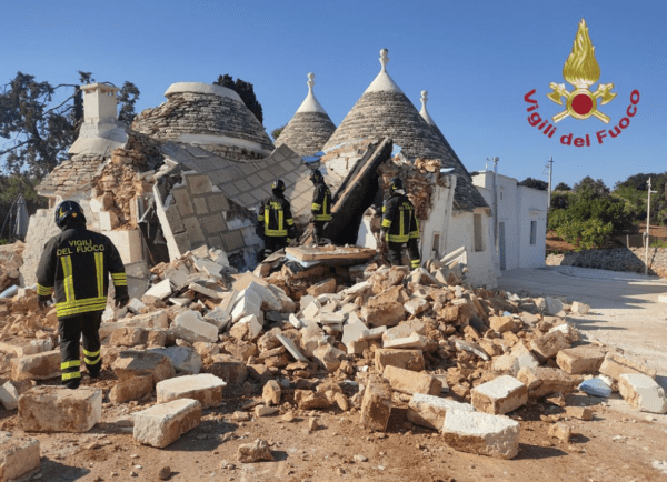 Tragedia a Cisternino: esplosione in un trullo, i vigili del fuoco all'opera tra le macerie