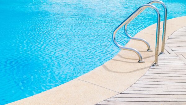 Tragedia in piscina: un bambino di due anni rischia la vita dopo un incidente sott'acqua.