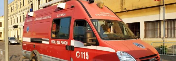 Tragedia nel porto di Catania: i Vigili del fuoco recuperano il corpo di un uomo in mare.