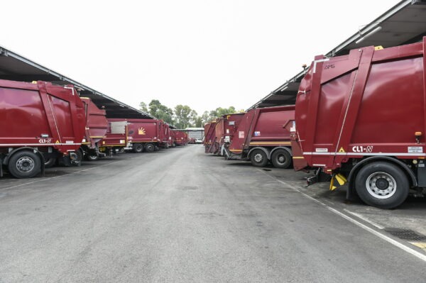 Tragico incidente a Roma: perdita della conducente in scontro tra camion Ama e auto