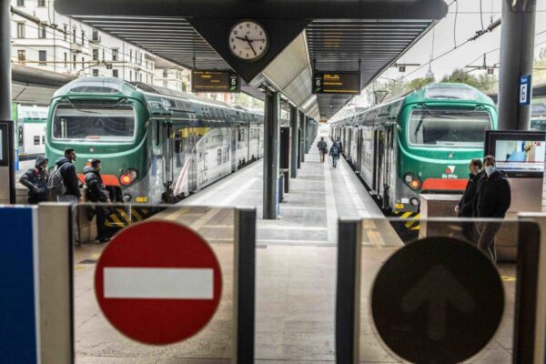 Treni in tilt ad agosto: Trenitalia avverte di ritardi fino a 2 ore per l’alta velocità!