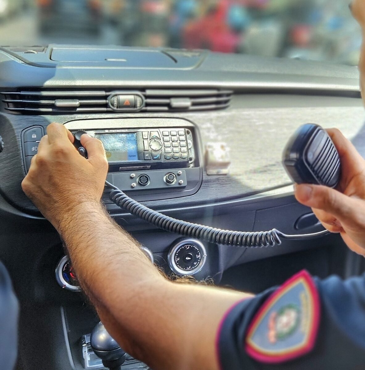 Un 33enne sorpreso alla guida di un’auto rubata, con telaio falsificato e targa di un altro veicolo: denuncia da parte della Polizia di Stato!