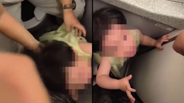 Una piccola passeggera chiusa nel bagno dell'aereo a causa delle sue lacrime: guarda il video!