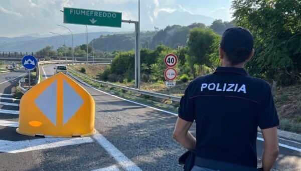 Uomo contromano per 20 chilometri sull'A18, bloccato dalla polizia.