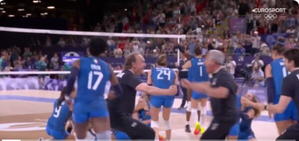 VIDEO - Italvolley trionfa alle Olimpiadi: lacrime di gioia in telecronaca. Il ct Velasco esalta la squadra definendola straordinaria!