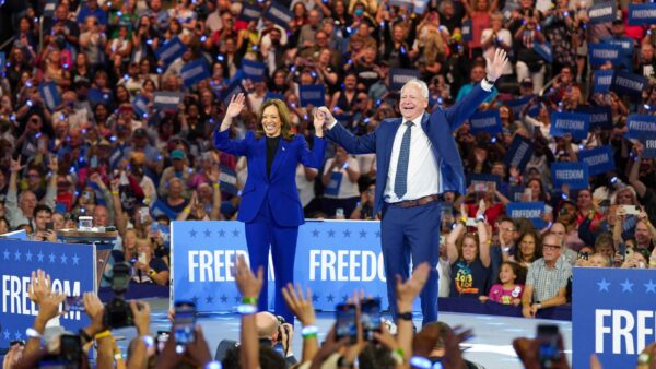 VIDEO: Tim Waltz, il coach, si unisce a Kamala Harris come vice: È il momento della squadra vincente!