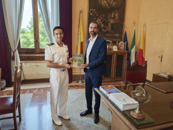 Visita di commiato al Palazzo Zanca per il Tenente di Vascello Bozzo, Comandante della nave Spica