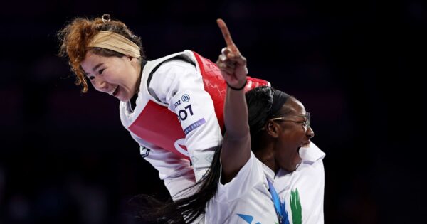 Zakia Khudadadi conquista la storica medaglia d'oro per la Squadra Paralimpica dei Rifugiati nel taekwondo!