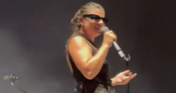 "Perché porti gli occhiali ai concerti?", la risposta "iconica" di Emma Marrone [VIDEO]