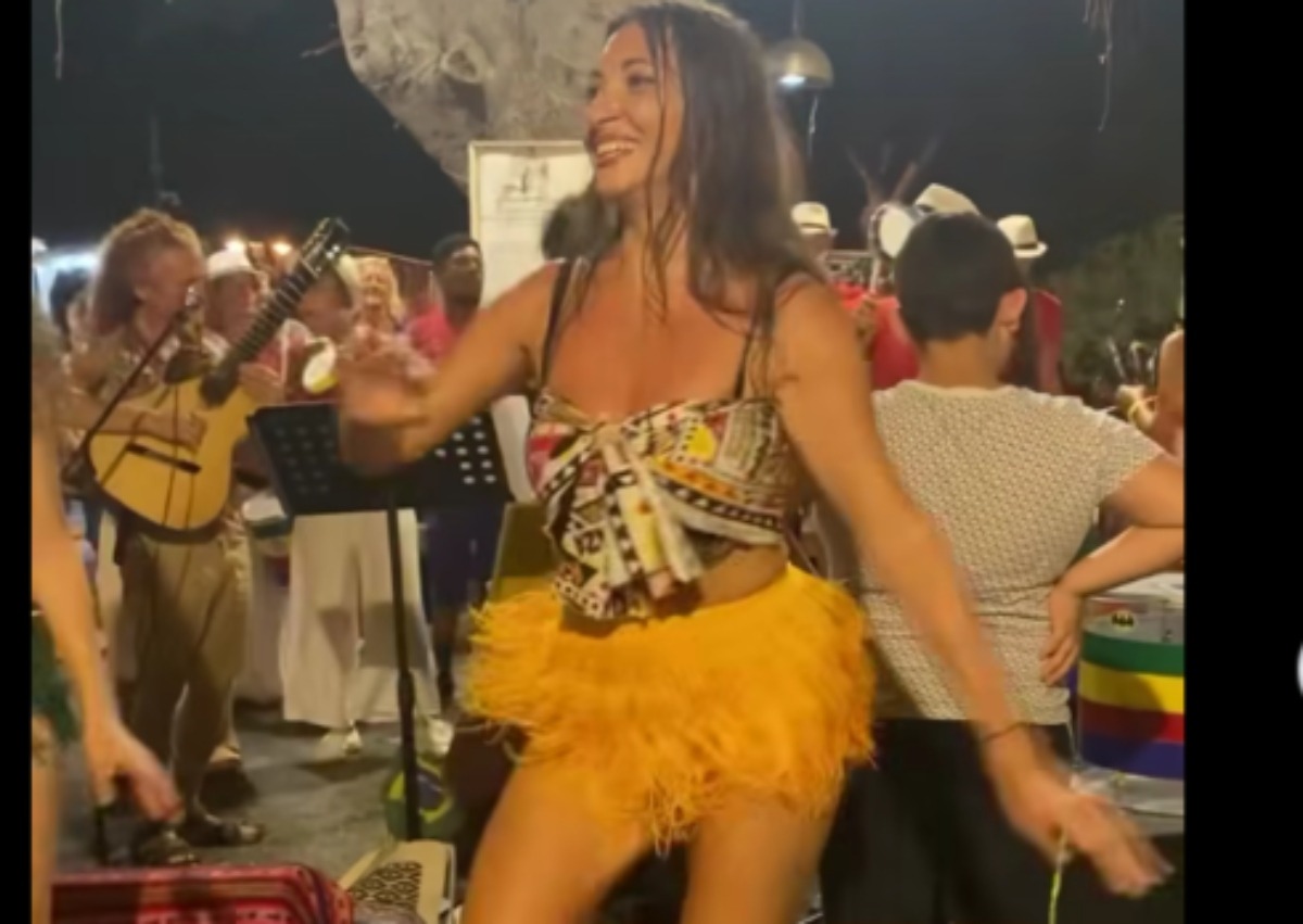 Una vera festa brasiliana a Catania, Sambazita illumina piazza Castello Ursino [VIDEO]