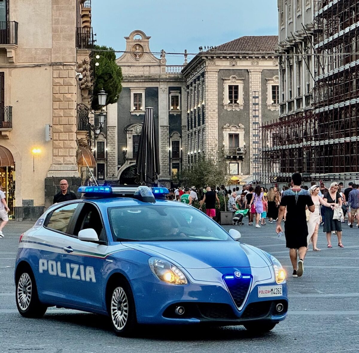 Allerta in centro: un 50enne minaccia e aggredisce i dipendenti di un ristorante armato di martello e spray al peperoncino, arrestato dalla polizia!