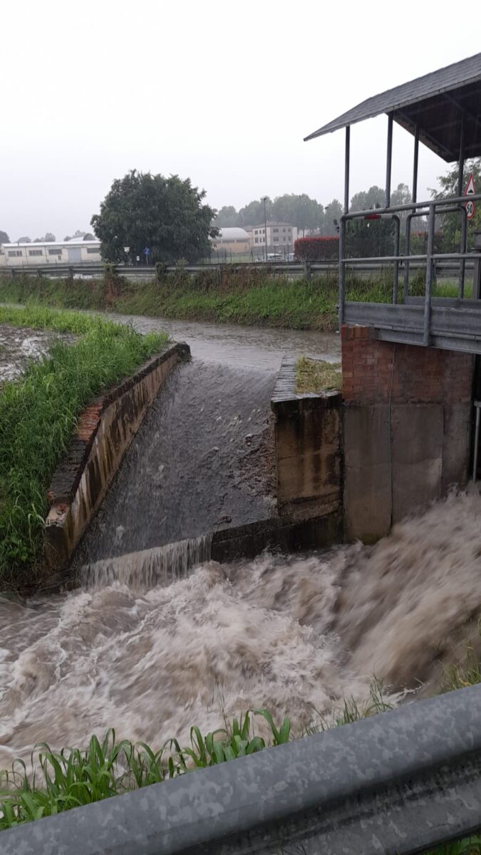 Allerta rossa per maltempo in Emilia-Romagna: frane e venti di burrasca in arrivo!