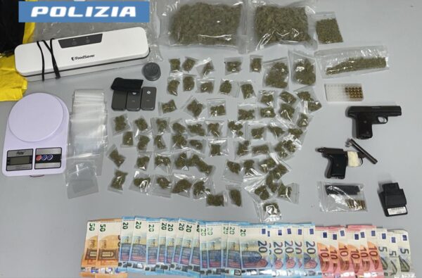 Arrestato un giovane pusher: pistola nascosta in camera e marijuana sul terrazzo!