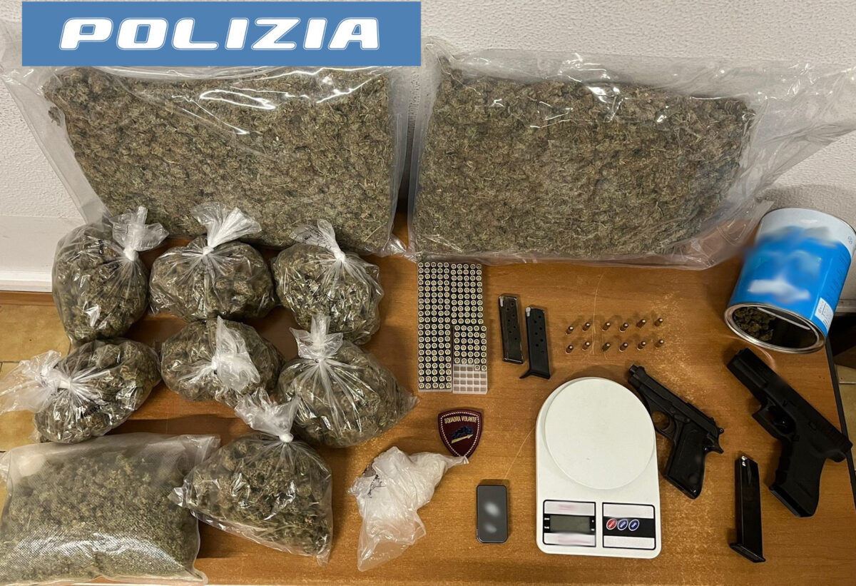 Arrestato un pregiudicato catanese: scoperta droga e pistole in casa e garage dalla Polizia di Stato.