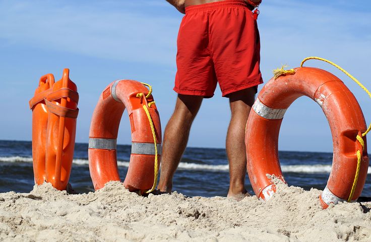 Bagnino Multato per Aver Salvato una Vita: La Battaglia tra Buonsenso e Burocrazia in Veneto