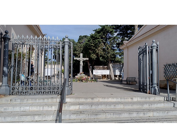 Cimitero comunale: installati due recipienti d'acqua per garantire il servizio durante il guasto dell'impianto idrico.