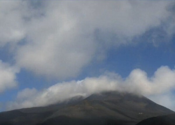 Etna in Eruzione: Spettacolo di Esplosioni dal Cratere Nord-Est!