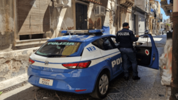 Sequestro di un 23enne agli arresti domiciliari: presunto rapimento da falsi poliziotti