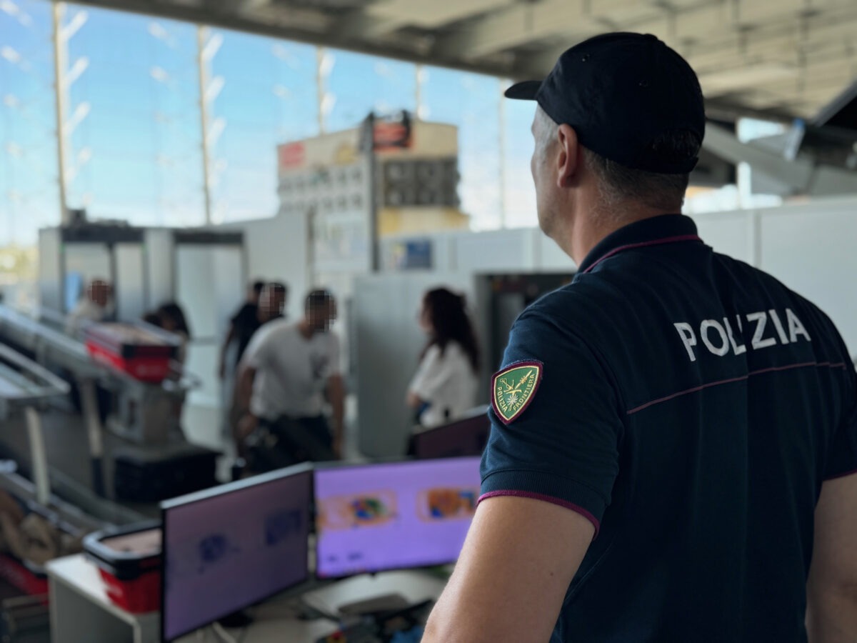 Furto in Aeroporto: Fermato un Passeggero Spagnolo con Souvenir Rubati a Catania!