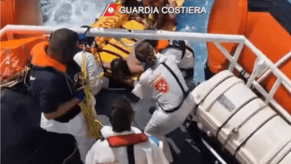 Vita e morte a Lampedusa: giovanissima migrante partorisce prima dell’approdo