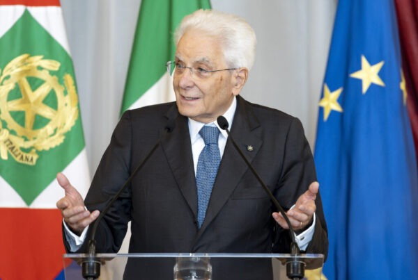 Mattarella afferma che non si è stranieri nella propria casa