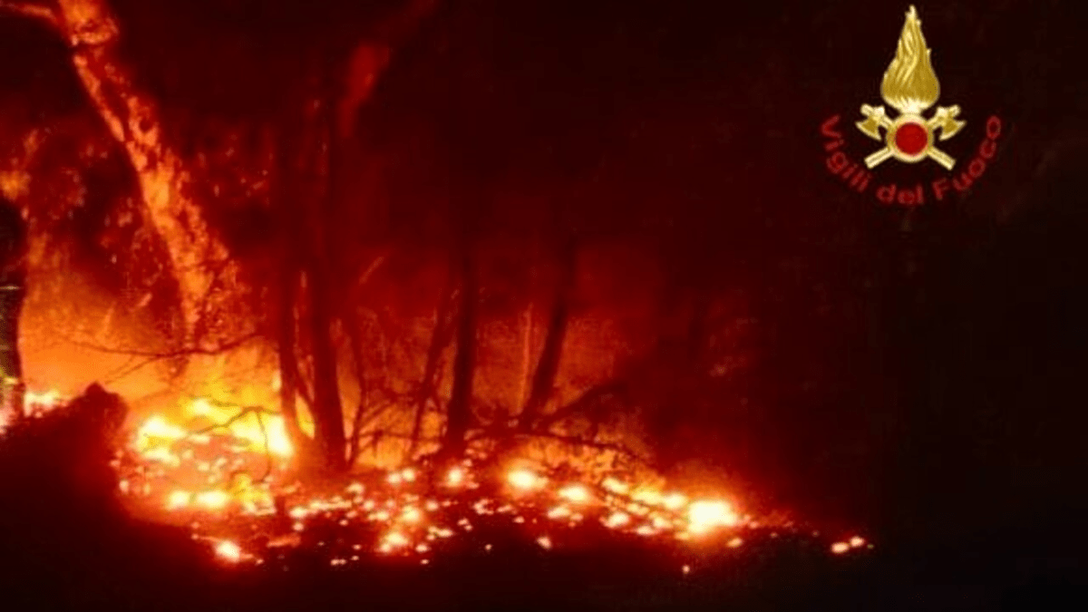 Incendio alla Timpa: solo tanta paura, le famiglie tornano a casa