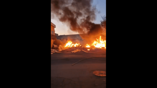 Incendio nella discarica sequestrata (ma non bonificata) di via Acquicella [VIDEO]