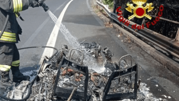 Auto in fiamme sulla Tangenziale di Catania: intervento dei Vigili del Fuoco e 118