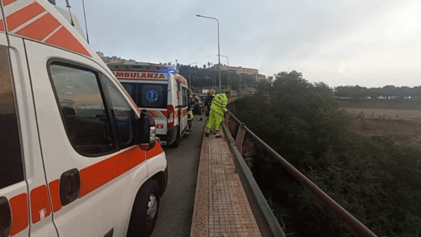 Tragedia nel Catanese: donna si lancia nel vuoto di 30 metri dal viadotto