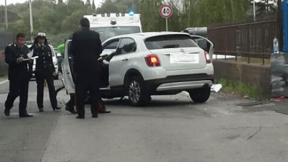 Incidente nel Catanese: scontro tra due auto, conducente abbandona mezzo e luogo dell’incidente