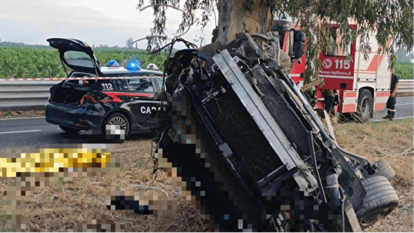 Incidente stradale nel Catanese: 15enne non ce la fa, altri giovani gravemente feriti [FOTO]