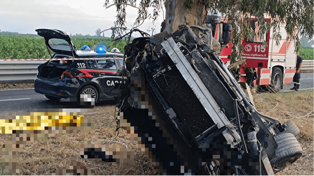 Incidente stradale nel Catanese: 15enne non ce la fa, altri giovani gravemente feriti [FOTO]