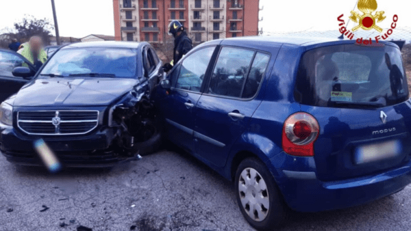 Insolito incidente stradale: schianto tra due auto e camion, estratta persona incastrata nell’abitacolo