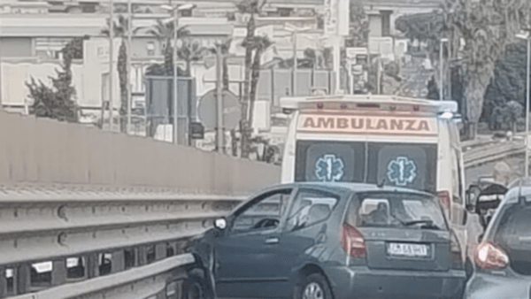 Incidente stradale nella superstrada: auto contro guardrail nel Catanese