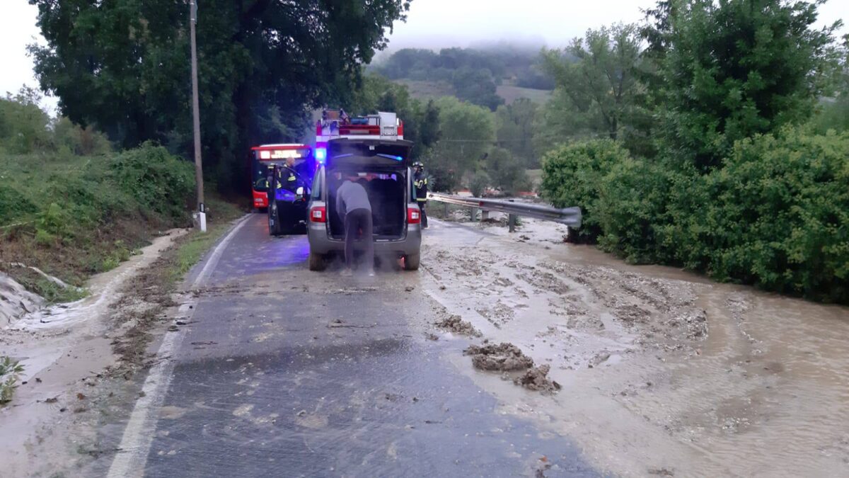 Maltempo in Romagna e Marche: Disagi e Chiusure per Treni, Auto e Bus