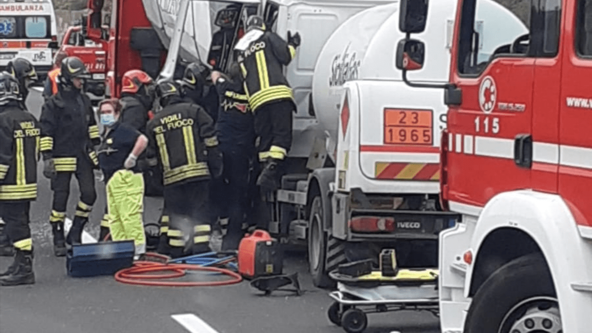 Meccanico soccorre autista con Tir in panne: incidente mortale nel Catanese