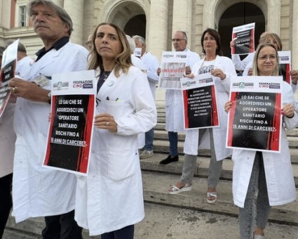 Medici uniti a Napoli in protesta contro le aggressioni