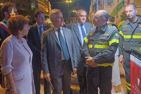 Ministro Piantedosi in visita ai Vigili del Fuoco: Esercitazioni e Congratulazioni per l'Eccellenza nella Sicurezza Pubblica